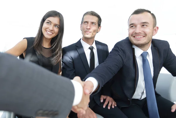 Primo piano di un partner di stretta di mano d'affari — Foto Stock