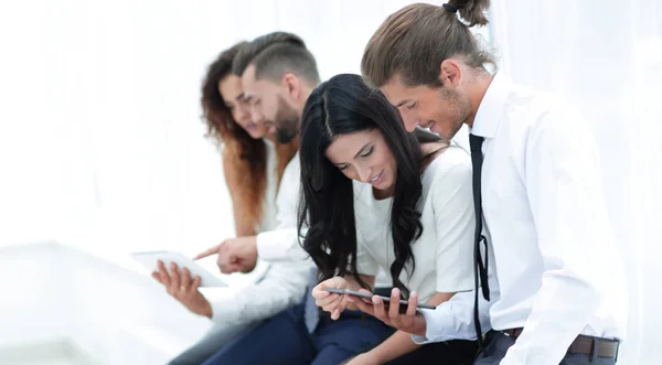 Equipo de negocios hablando, sentado en el pasillo — Foto de Stock