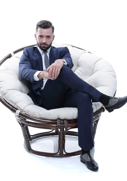 편안 한 의자에 앉아 있는 사업가 — 스톡 사진