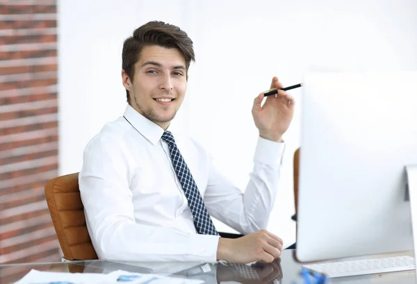 Pracownik, siedzi przed laptopem — Zdjęcie stockowe