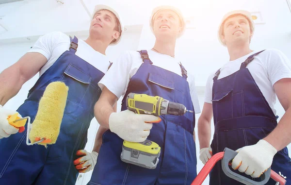 Equipo profesional de constructores con herramientas — Foto de Stock