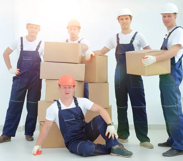 Foreman en team bouwers met dozen — Stockfoto