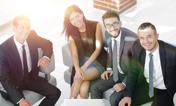 Portrait d'une équipe d'affaires souriante assise dans le hall du bureau — Photo