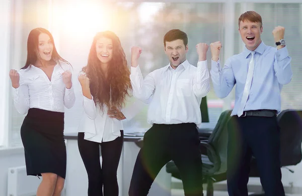 Retrato de uma equipe de negócios triunfante — Fotografia de Stock