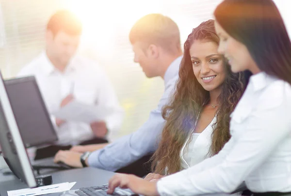 Equipo de negocios en el lugar de trabajo en la oficina —  Fotos de Stock