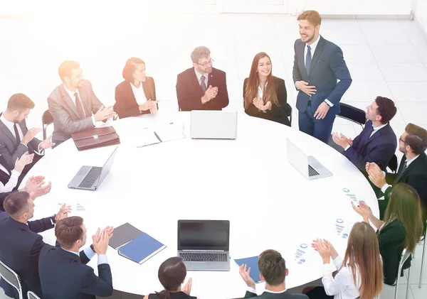 Gente de negocios aplaudiendo orador en una reunión de negocios . —  Fotos de Stock