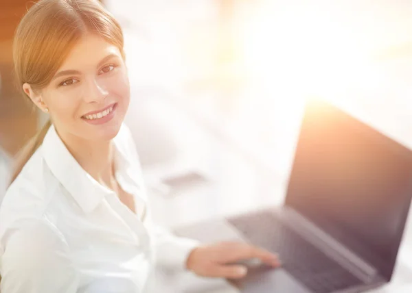 Retrato de mulher jovem trabalhando com um laptop  . — Fotografia de Stock