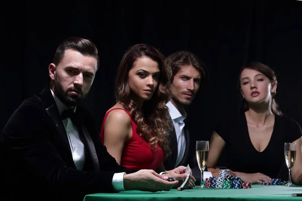 Πλαϊνή άποψη της ομάδας των ανθρώπων που παίζουν πόκερ μαζί στο καζίνο — Φωτογραφία Αρχείου