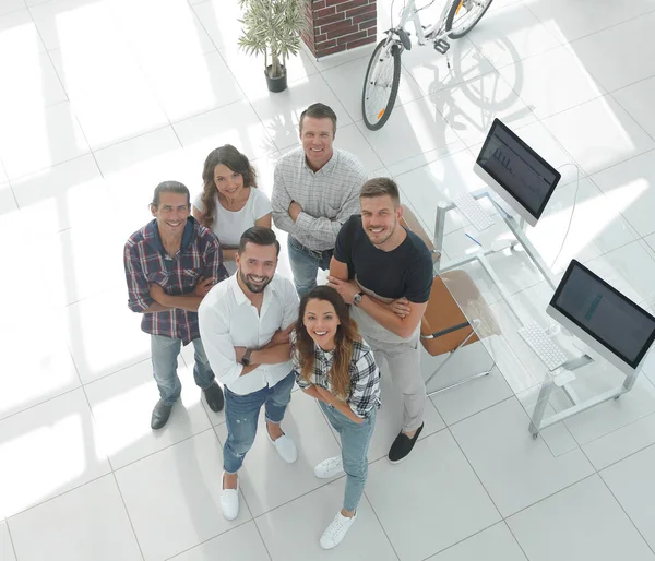 Business team staande in de buurt van het bureaublad — Stockfoto