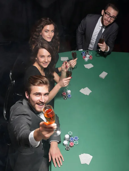 Gruppe von Freunden sitzt an einem Casino-Tisch — Stockfoto