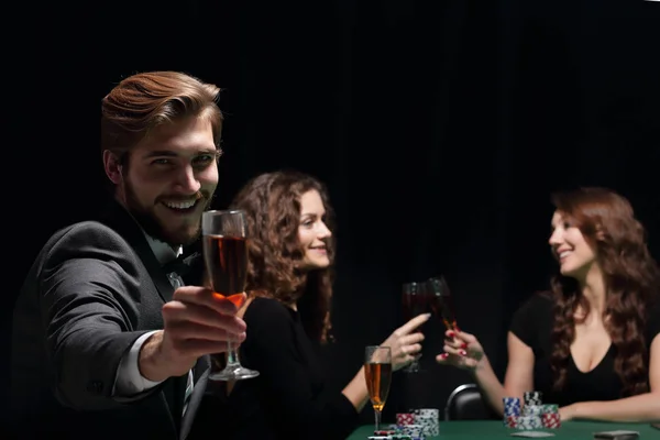 Glückliche Gruppe von Menschen, die ein erfolgreiches Pokerspiel feiern — Stockfoto