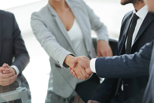 Рукопожатие бизнес-партнеров
.
