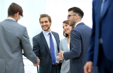 Kendine güvenen genç insanlar, el sıkışma ve gülümseme