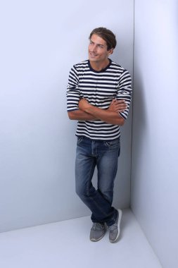 Köşede duran düşünceli adam.