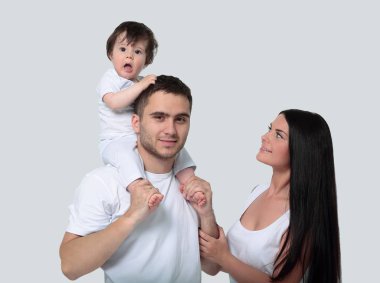 beyaz zemin üzerinde mutlu bir aile