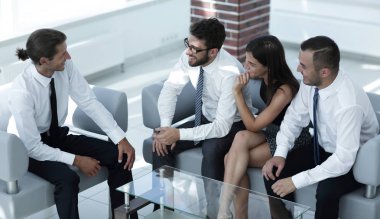 çalışanların ofis lobisinde oturan.