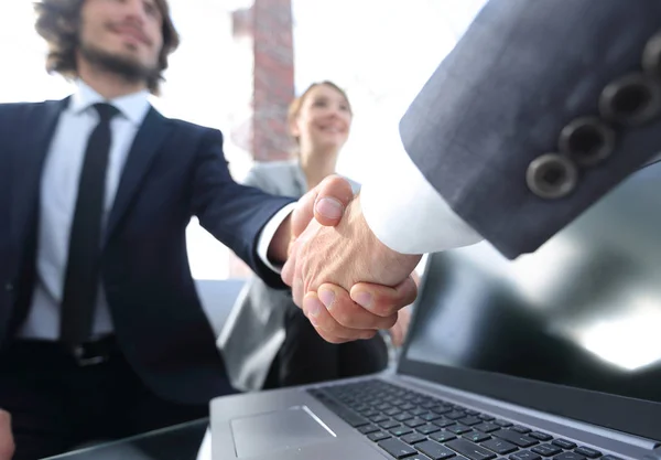 Close-up de dois homens de negócios handshake — Fotografia de Stock