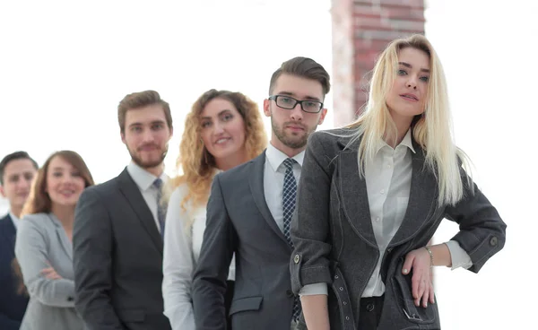 Gruppe junger Geschäftsleute steht in einer Reihe. — Stockfoto