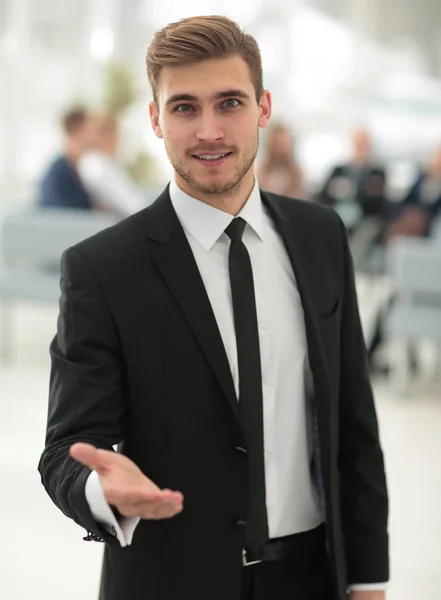 Självsäker ung affärsman håller ut sin hand för hälsning — Stockfoto