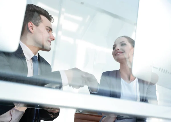 Hinter dem Glas. Geschäftspartner per Handschlag — Stockfoto