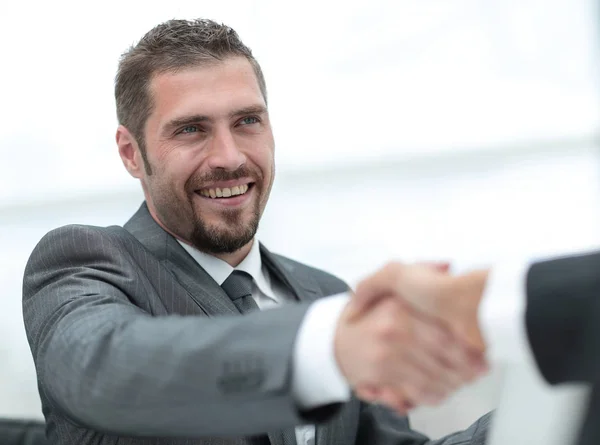 Primer plano .handshake de los socios comerciales en un escritorio —  Fotos de Stock