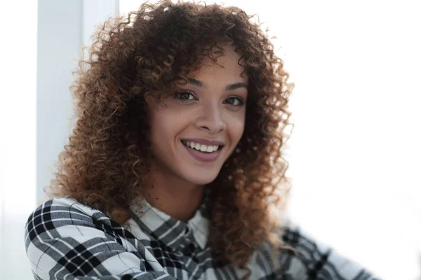 Mignonne jeune femme en chemise à carreaux et jeans . — Photo