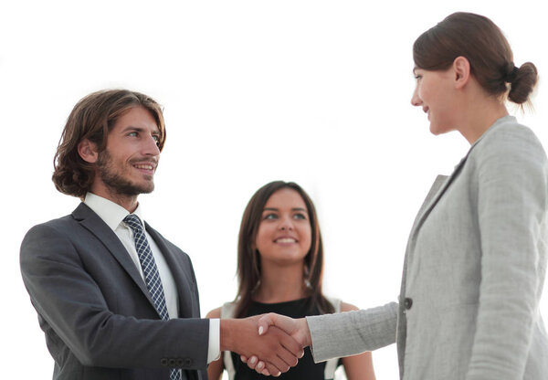 Бизнесмены пожимают руки в комнате с большим оконным туалетом