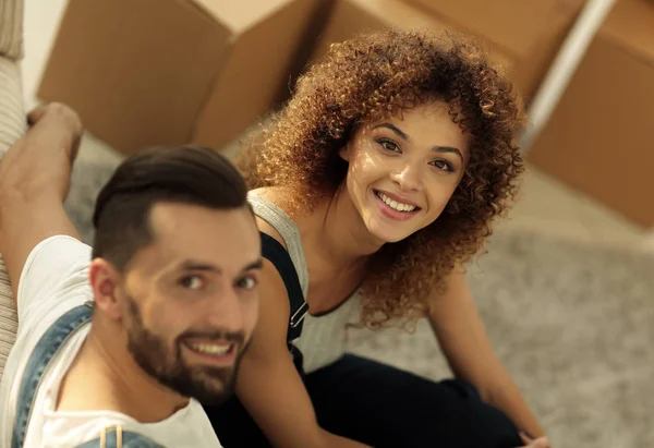 Jovem casal feliz em um novo apartamento . — Fotografia de Stock