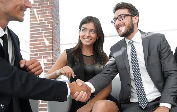 Handshake Gerente y el cliente en una reunión en el vestíbulo de la oficina. — Foto de Stock