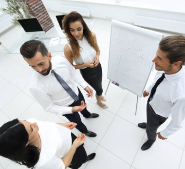 iş takım ayakta bir flipchart önünde.