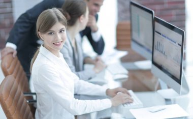 Masada oturan genç bir çalışan.