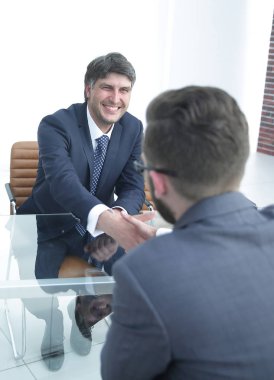 İş ortakları tokalaşmaya başladı