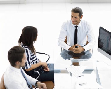 iş adamı iş ekibi ile yaptığı toplantıda rulo