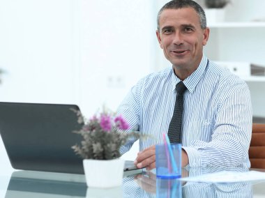 bir masanın arkasında oturan closeup .businessman.