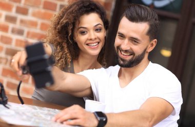 Bir kafede oturuyor ve selfie yapmak mutlu çift