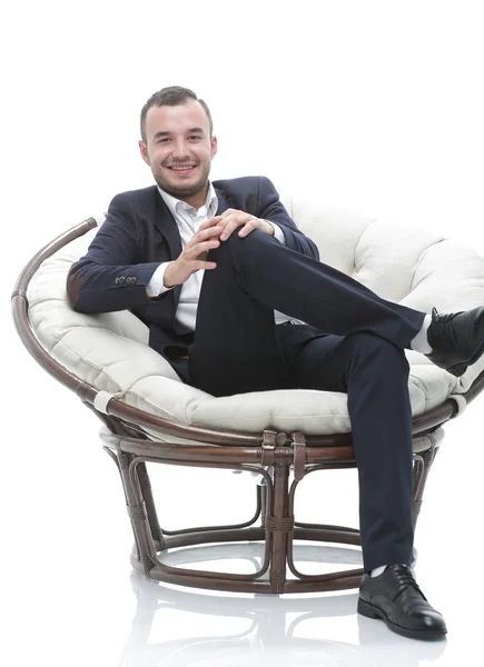 Νέος επιχειρηματίας που κάθεται σε μια άνετη καρέκλα — Φωτογραφία Αρχείου