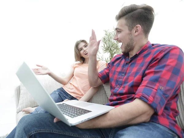 Jonge man en zijn vriendin geven elkaar een vijf in het teken van succes — Stockfoto