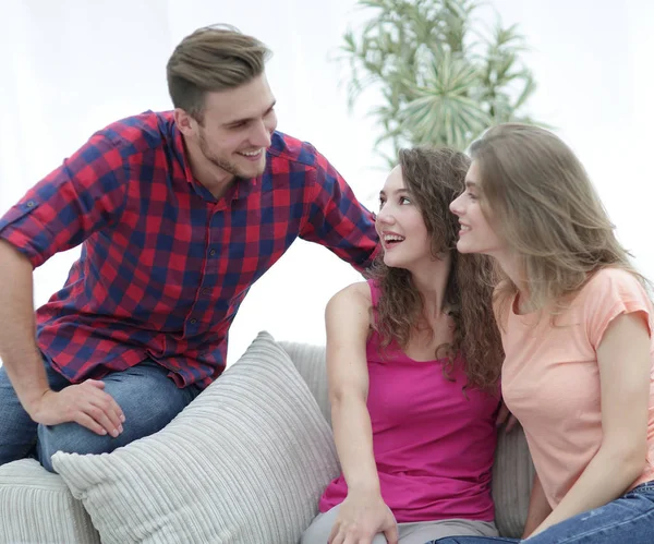 oturma odasında kanepede oturan öğrencilerin grup.