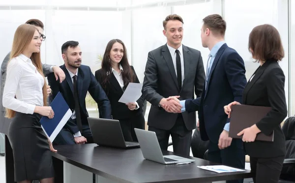 Рукостискання ділових партнерів на зустрічі в офісі — стокове фото