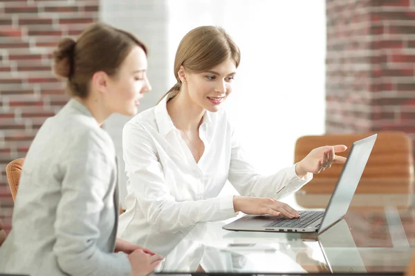Woman Manager montre les informations du client sur l'ordinateur portable . — Photo