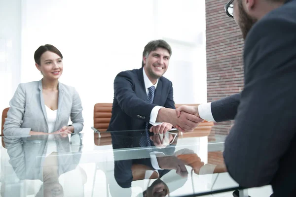 Os empresários terminam a reunião com um aperto de mão — Fotografia de Stock