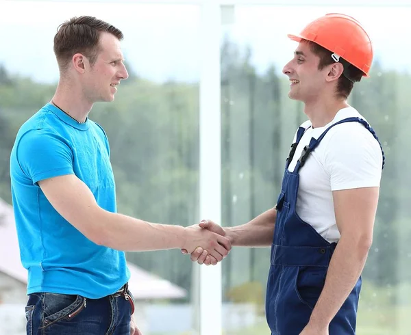 Händedruck zwischen Kunde und Vorarbeiter — Stockfoto