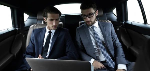 Socios de negocios sentados en un coche de lujo — Foto de Stock