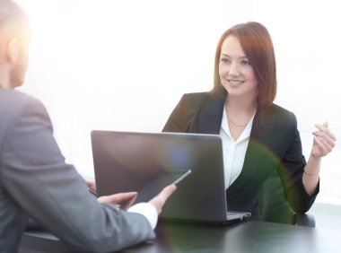 Ofiste masada birlikte çalışan iş adamları