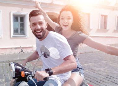 Genç çift bir scooter sürme ve having fun
