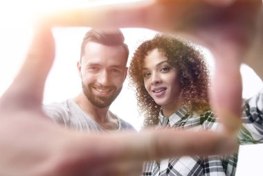 yeni evliler parmakları çerçevede bak.