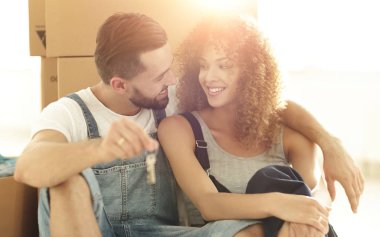 Karton kutular yakınındaki otururken konuşmaya yeni evliler