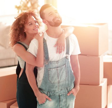 Mutlu evli çift yeni bir daire inceliyor