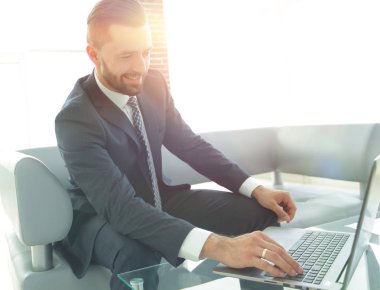 İşadamı tarama bilgilerini laptop gülümseyen,