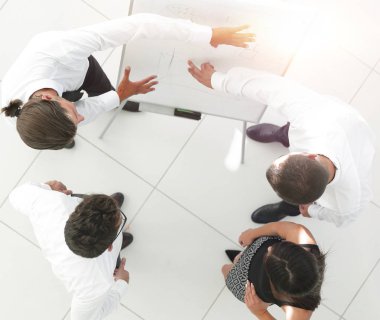 En baştan görüntüleyin. arka plan resmi bir iş takımının yeni fikirler tartışıyor